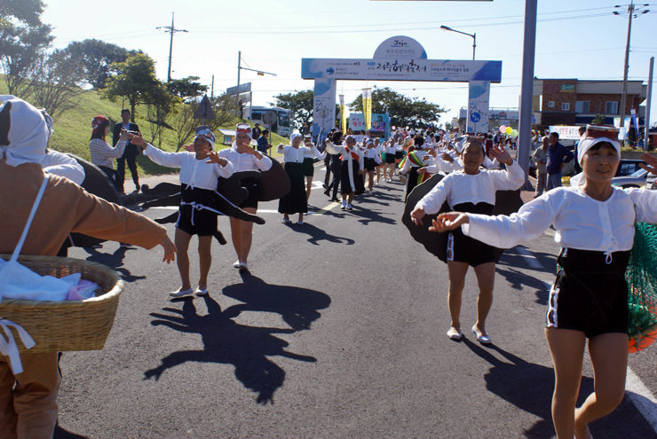 가을 제주도축제 제주해녀축제가 열려요.
