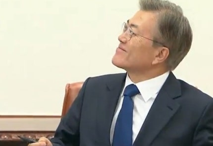 [영상]문재인 대통령은 첫 결재 사인후 임종석 청와대 신임 비서실장에게 이런 미소를 지었다