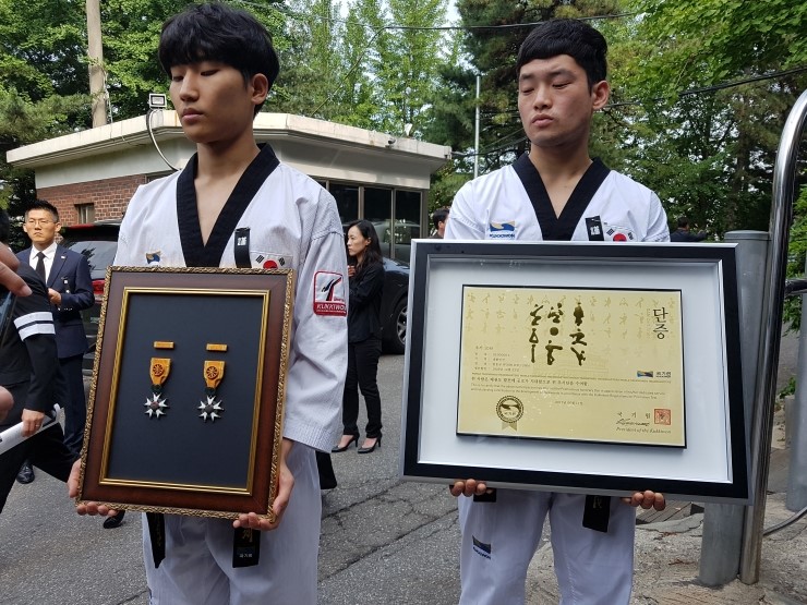 국기원 기술심의회 회원 이승우관장님 엄운규 대사범님 빈소 방문 삼가고인의 명복을 빕니다.